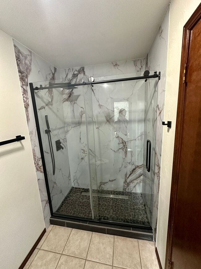 Building Photo - Immaculate major remodeled executive home in West Norman