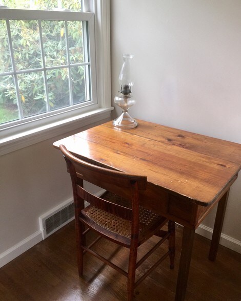 Bright sunny study nook. - 216 Kelvin Pl