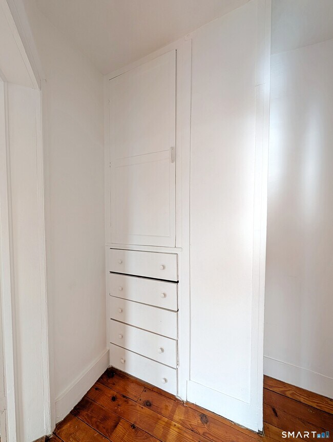 Building Photo - 102 Elm St