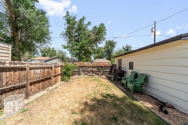 Building Photo - 3BD, 1BA Edgewater Home with Lard Back Yard and 2-Car Garage