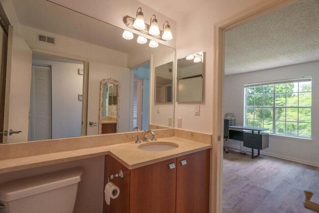 Building Photo - 1050 Crystal P Way