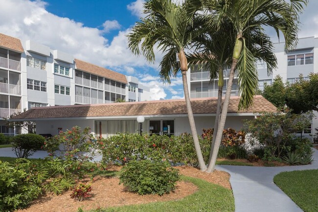 Building Photo - 1502 S Lakeside Dr