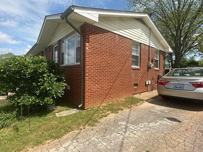 Building Photo - 204 Crest Dr
