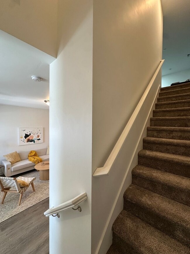 Building Photo - Gorgeous newer townhome in SE Bend!