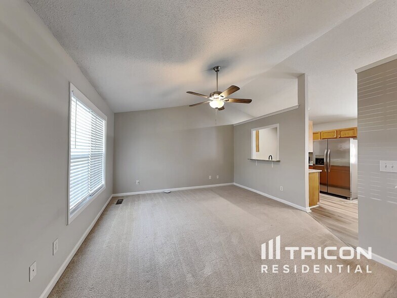Building Photo - 463 Thorn Thicket Dr