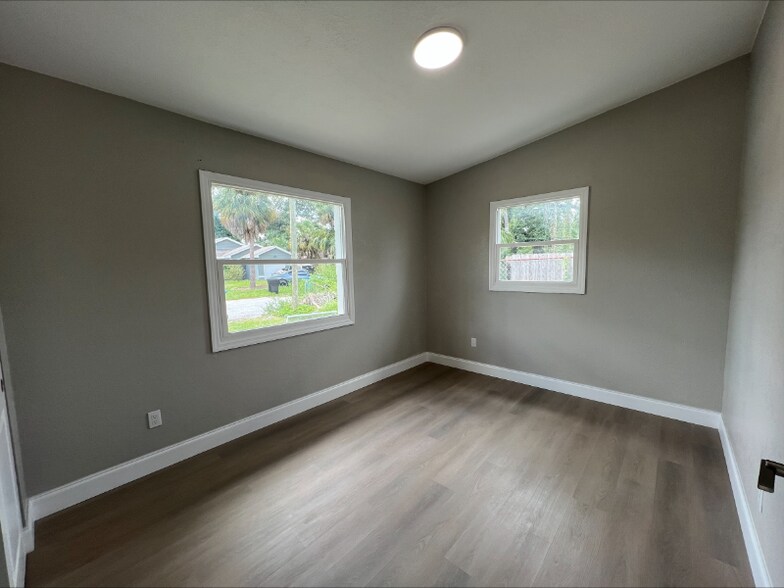 Building Photo - 3235 Oakley Ave S