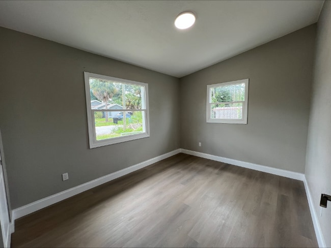 Building Photo - 3235 Oakley Ave S