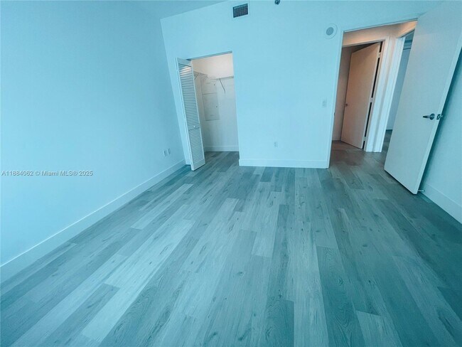 Building Photo - 950 Brickell Bay Dr