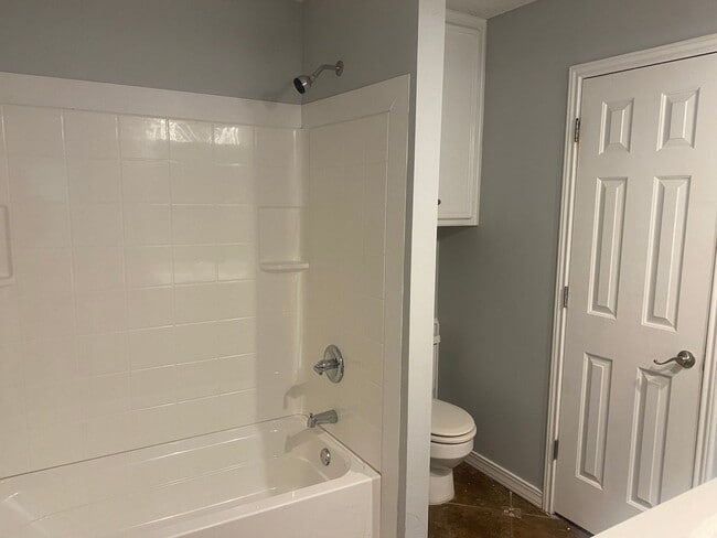 Building Photo - 3 bed 2 bath
