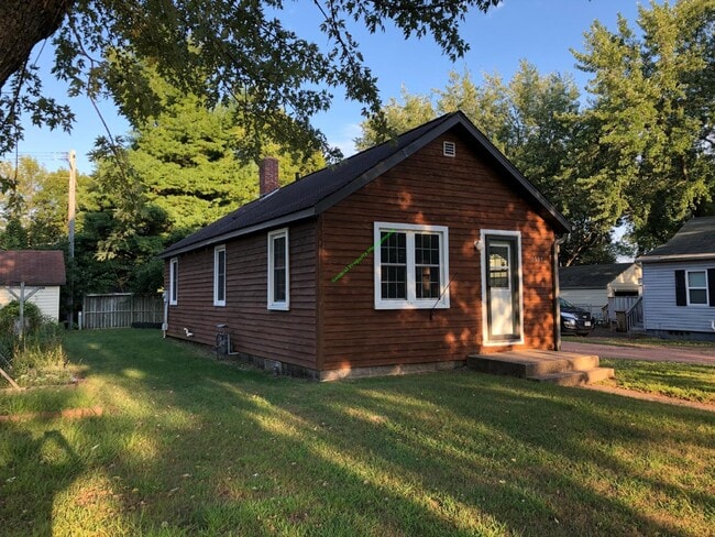 Building Photo - Available January 15th - 2 Bedroom, 1 Bathroom Single Family Home