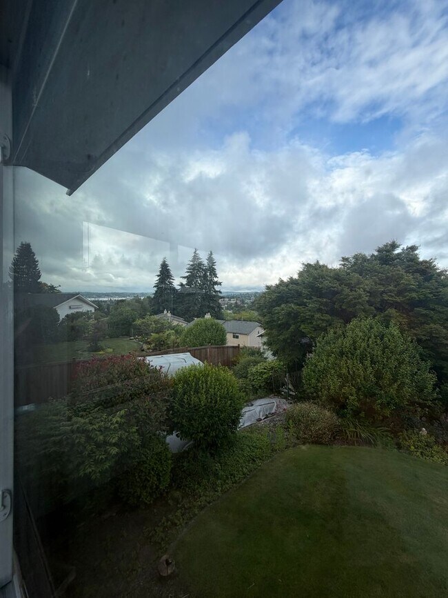 Building Photo - Upper unit duplex with views!