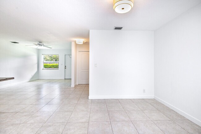 Building Photo - 121 SW 2nd Ave