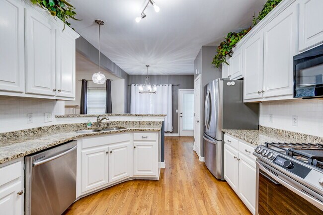 Building Photo - Spacious Spring Hill Rental in Sought-After Wades Grove Community