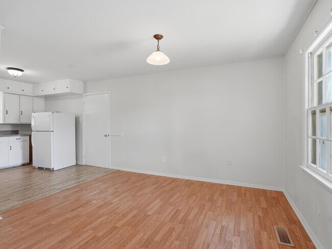 Building Photo - 704 Jackson Dr