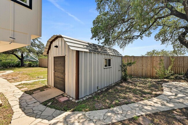 Building Photo - Lots of Space in Spicewood