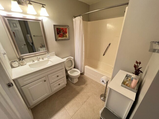 Building Photo - Adorable 3 Bedroom Townhouse w/ 1st Floor ...