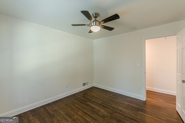 Building Photo - 427 Peyton Rd SW