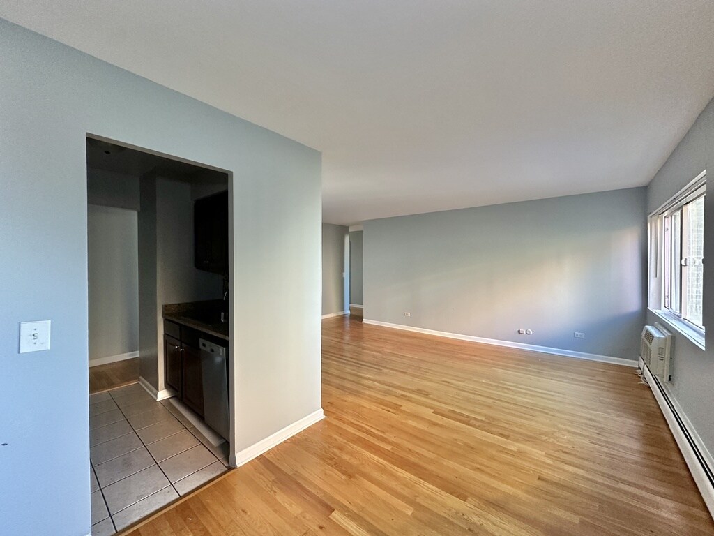 Building Photo - 5820 N Sheridan Rd