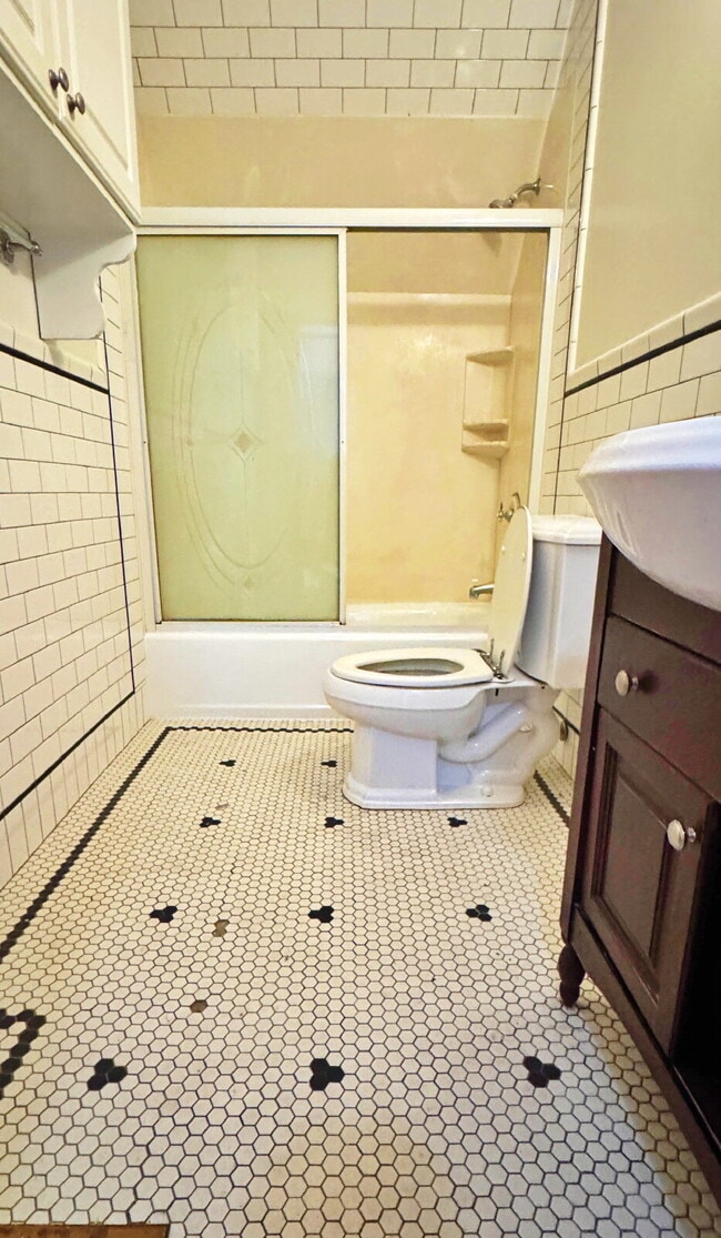 Building Photo - Historic Downtown 4 Bed 1.5 Bath Across from St Joes Hospital and Pres St Lukes.