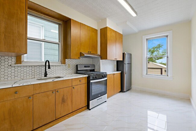 Building Photo - 667 Liberty Ave