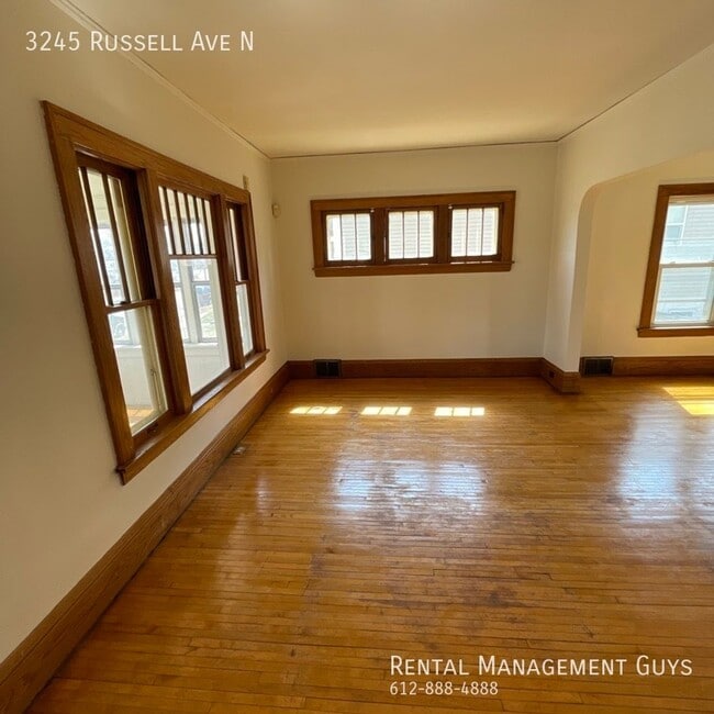 Building Photo - Charming 2 Bed/1 Bath + Den for Rent!