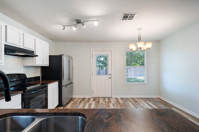 Building Photo - 111 Quail Hollow Dr