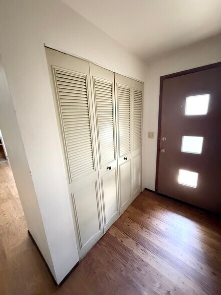 Building Photo - 1633 Best Ln