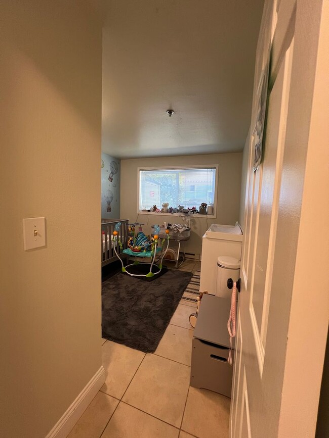 Building Photo - Welcome to Renton Ridge, 3 bed 2 bath with...