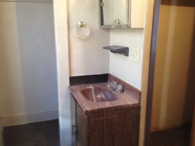 Building Photo - 2 Bed 1 Bath House