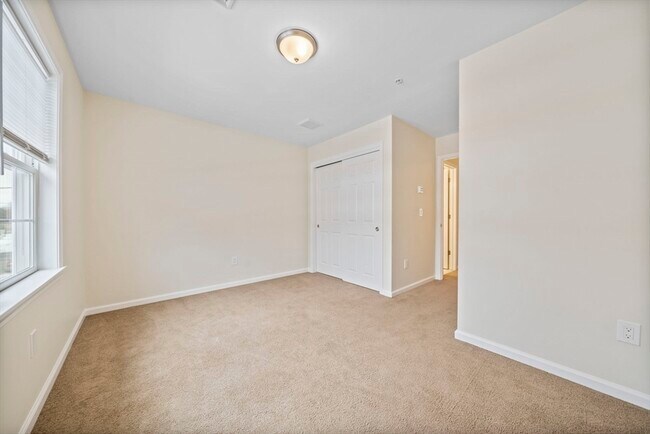 Building Photo - 285 Lake St