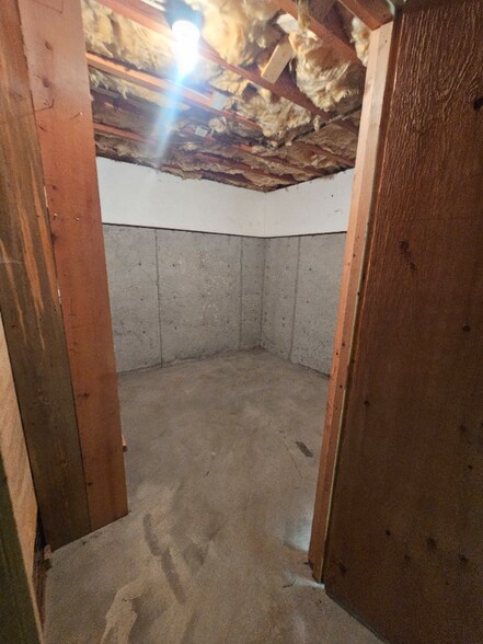 Building Photo - 203 W Larch St