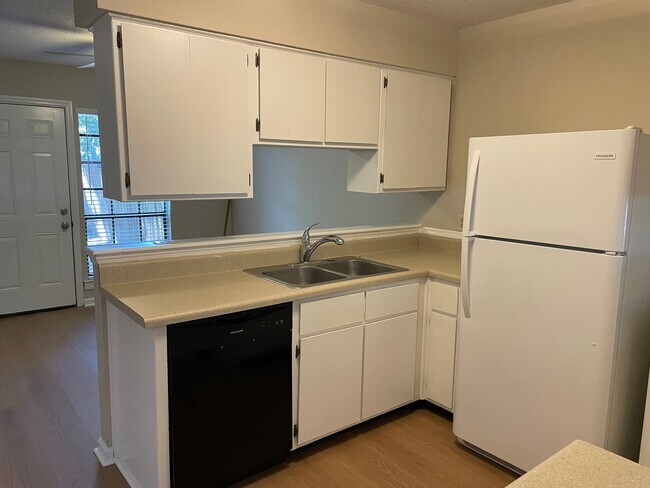 Building Photo - 107 Wisteria Ct