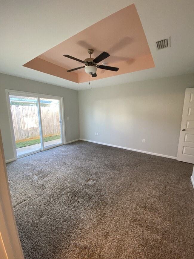 Building Photo - 401 Raven Ln