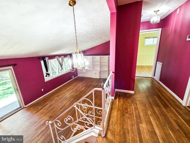 Building Photo - 305 Hillsboro Dr
