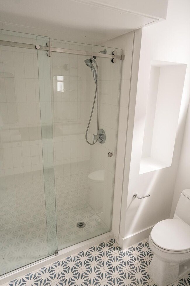 Building Photo - Modern East Austin 2/2 Condo Available Now!