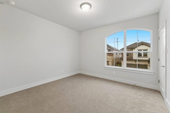 Building Photo - 1328 Westborough Ln
