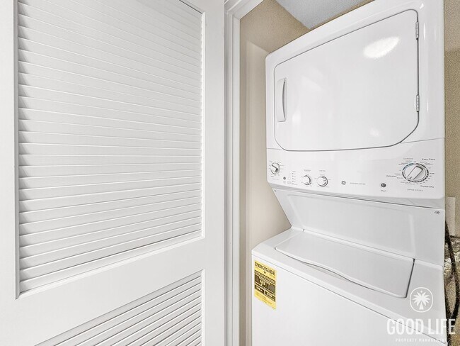 Building Photo - Perfect 1B/1BA w/ Balcony, Reserved Parkin...