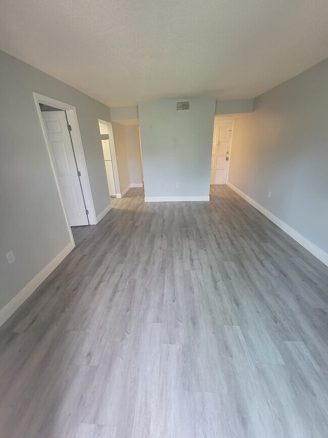 Building Photo - 1000 Lake of the Woods Blvd