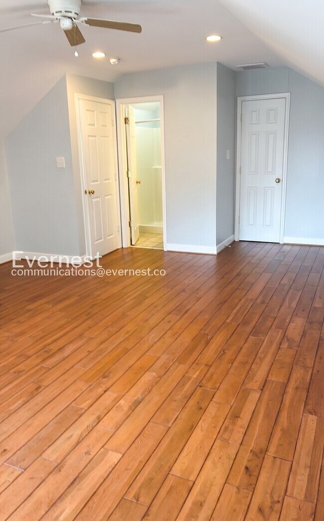 Building Photo - 6 Bed/4 Bath Home with Modern Amenities / Available Now!