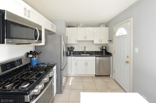 Building Photo - 483 Mt Prospect Ave