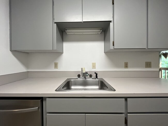 Building Photo - Beautiful Upper-Level Condo in the Heart of Multnomah Village with Private Covered Balcony and In...