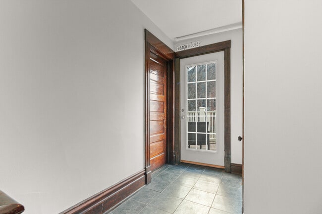 Building Photo - 1121 Leonard Pl