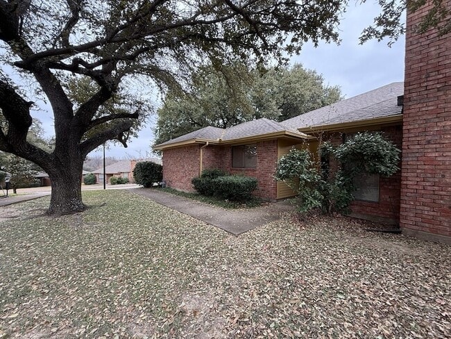 Building Photo - 816 Summit Dr