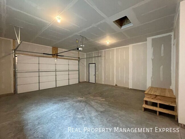 Building Photo - BRAND NEW 4 BED 3 BATH TWIN HOME