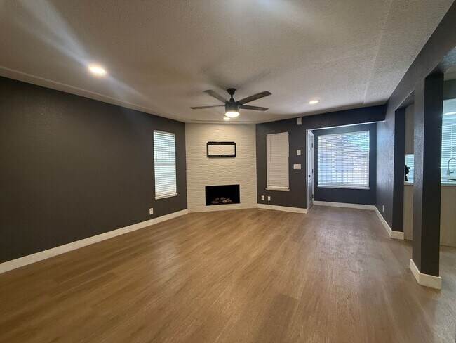 Building Photo - Recently remodeled 2-bed, 2-bath unit for rent in North Las Vegas!