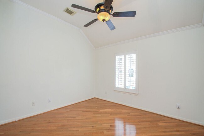 Building Photo - Stunning Three-Bedroom Townhouse Located i...