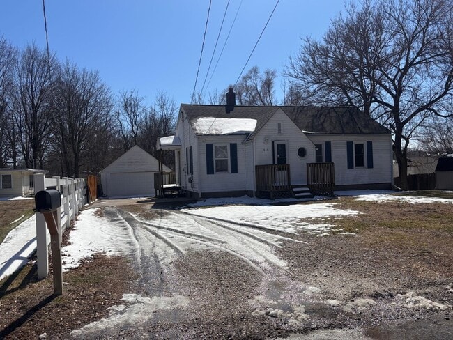 Building Photo - 818 9th Ave