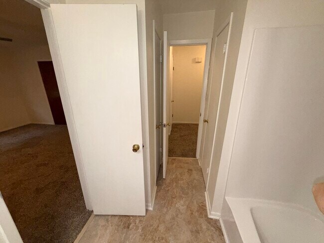 Building Photo - 537 Schneider Dr