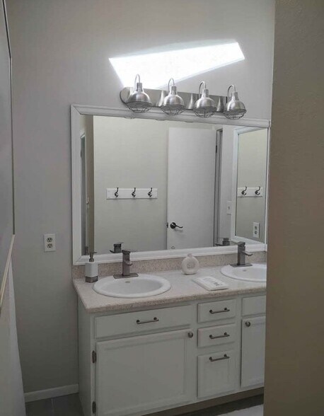 Building Photo - 2350 Parliament Dr