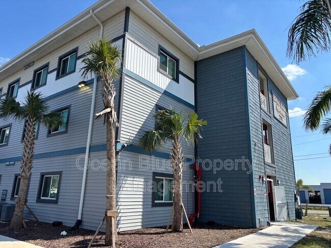 Building Photo - 2771 Royal Palm Ave